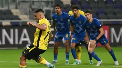 שחקן מכבי נתניה איתן אזולאי בועט פנדל. ברני ארדוב