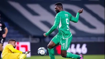 פרנזי פיירו שחקן מכבי חיפה מול יואב ג'רפי שוער הפועל חיפה. מאור אלקסלסי