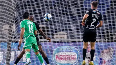 ליאור רפאלוב שחקן מכבי חיפה נוגח לרשת הפועל חיפה. מאור אלקסלסי