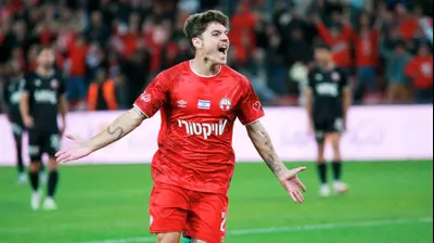 יוני סטויאנוב שחקן הפועל באר שבע חוגג שער. קובי אליהו