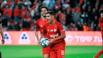 אמיר גנאח שחקן הפועל באר שבע חוגג שער. קובי אליהו