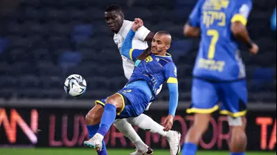 קייס גאנם שחקן מכבי בני ריינה מול עבדולאי סק שחקן מכבי חיפה. מאור אלקסלסי