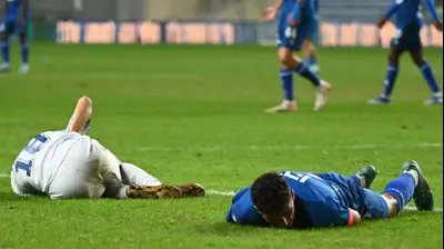 שחקן הפועל פתח תקוה עידו דוידוב לצד שחקן מכבי פתח תקוה ירדן כהן. ברני ארדוב