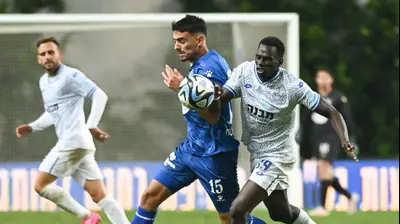 שחקן מכבי פתח תקוה מאור לוי מול שחקן הפועל פתח תקוה ז'אן קיניונס. ברני ארדוב