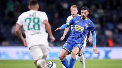 שלומי אזולאי שחקן מכבי בני ריינה לפני דניאל סונדגרן שחקן מכבי חיפה. מאור אלקסלסי