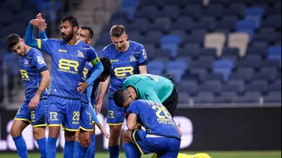 שחקני מכבי בני ריינה מבקשים טיפול בשוער גד עמוס. מאור אלקסלסי