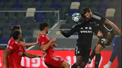 לורנו שימיץ', פרנזי פיירו שחקני מכבי חיפה נוגחים. ברני ארדוב