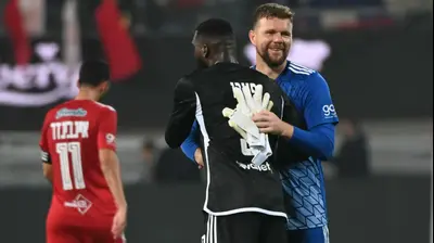 אמיליוס זובאס שוער הפועל תל אביב עם פרנזי פיירו שחקן מכבי חיפה. ברני ארדוב