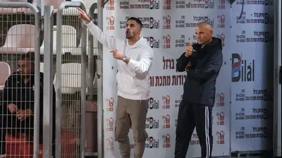 סלאח חסארמה עוזר מאמן בני סכנין עם בירם כיאל הפצוע. מאור אלקסלסי