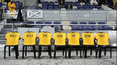 חולצות עם שמות החטופים לפני המשחק של מכבי תל אביב נגד מכבי חיפה. ברני ארדוב