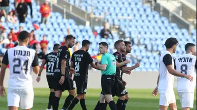 שחקני הפועל חדרה, רוסלן ברסקי, עילאי טרוסט, ליד השופט דוד פוקסמן. שלומי גבאי