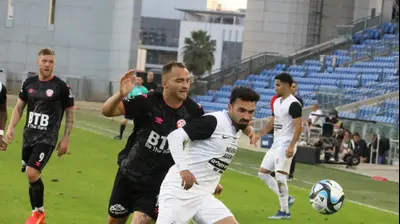 שחקן מ.ס. אשדוד, מיכאל אוחנה, מול שחקן הפועל חדרה תמיר גלזר. שלומי גבאי