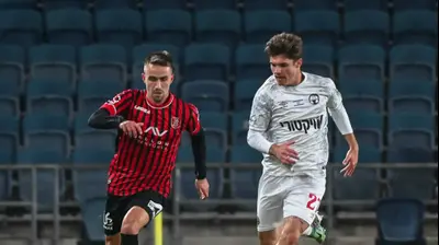 שחקן הפועל ירושלים עומר אגבדיש, מול שחקן הפועל באר שבע, יוני סטויאנוב. ברני ארדוב