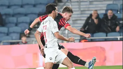 שחקן הפועל ירושלים ילה דאון, מול שחקן הפועל באר שבע, מריאנו באריירו. ברני ארדוב