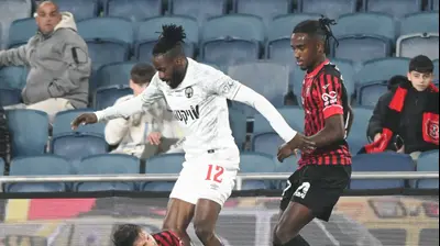 שחקן הפועל ירושלים ליאור קאסה, מול שחקן הפועל באר שבע, אנדרה פוקו. ברני ארדוב