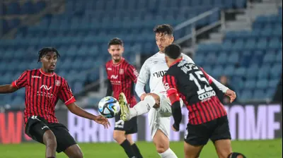 שחקן הפועל באר שבע, גיא בדש, מול שחקן הפועל ירושלים איינאו פרדה. ברני ארדוב