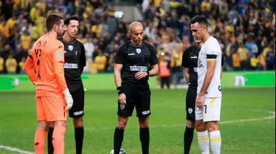 ערן זהבי קפטן מכבי תל אביב עם עומר כץ קפטן הפועל פתח תקוה והשופט נאאל עודה. קובי אליהו