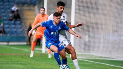 גולן בני שחקן הפועל פתח תקוה לפני דור פרץ שחקן מכבי תל אביב. קובי אליהו