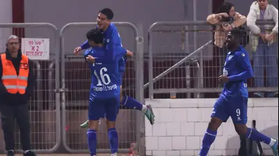 שחקני מכבי פתח תקוה חוגגים עם אריאל לוגסי. מאור אלקסלסי