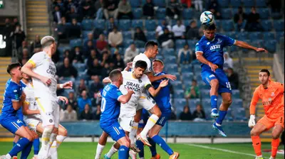 שחקן הפועל פתח תקוה שובל גוזלן מרחיק מול מכבי תל אביב. קובי אליהו