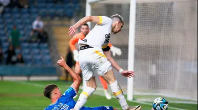 שחקן הפועל פתח תקוה יער זמברובסקי חוסם את שחקן מכבי תל אביב דור תורג'מן. קובי אליהו