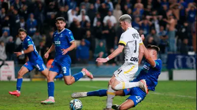 שחקן הפועל פתח תקוה יער זמברובסקי מתקל את שחקן מכבי תל אביב דור תורג'מן. קובי אליהו