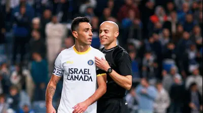 שחקן מכבי תל אביב ערן זהבי ליד שופט הכדורגל נאאל עודה. קובי אליהו