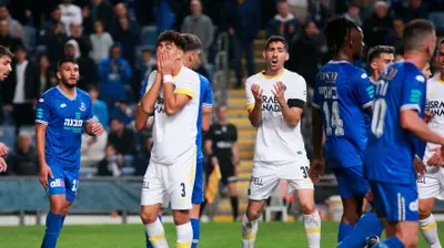 שחקני מכבי תל אביב מתוסכלים: מתן בלטקסה, רוי רביבו. קובי אליהו