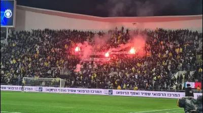 אבוקות ושלט של אוהדי מכבי תל אביב. .,מערכת וואלה!