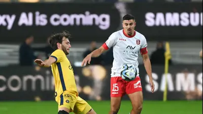 שחקן מכבי תל אביב יוריס ואן אובריים מול שחקן הפועל ירושלים אופק ביטון. ברני ארדוב