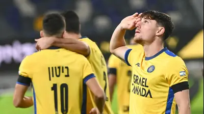 שחקני מכבי תל אביב חוגגים עם גבי קניקובסקי. ברני ארדוב