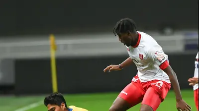 שחקן הפועל ירושלים איינאו פרדה מול שחקן מכבי תל אביב דור פרץ. ברני ארדוב