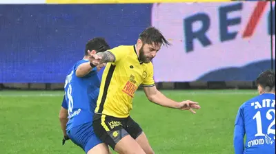 שחקן מכבי נתניה סטניסלב בילנקי, מול שחקן מכבי פתח תקוה ניב יהושע. ברני ארדוב