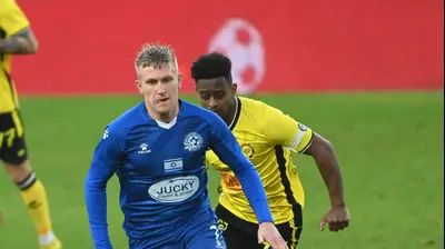 שחקן מכבי פתח תקוה לוקה שטור, לפני שחקן מכבי נתניה אביב אברהם. ברני ארדוב