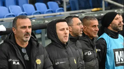 גיא צרפתי על הספסל של מכבי נתניה. ברני ארדוב