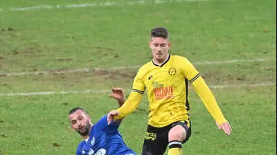 שחקן מכבי נתניה יובל שדה, מול שחקן מכבי פתח תקוה בן שהר. ברני ארדוב