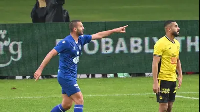 שחקן מכבי פתח תקוה בן שהר, ליד שחקן מכבי נתניה כרם ג'אבר. ברני ארדוב