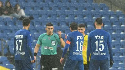 השופט שניר לוי במשחק בין מכבי נתניה למכבי פתח תקוה. ברני ארדוב