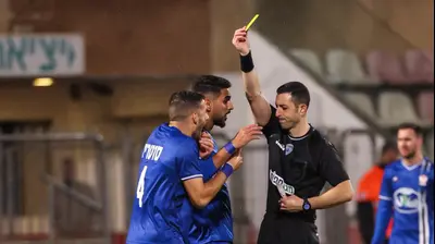 אביעד שילוח שופט כדורגל מול קונסטנטינוס סוטיריו בני סכנין. מאור אלקסלסי