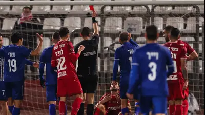 אביעד שילוח שולף כרטיס אדום למריאנו באריירו הפועל באר שבע. מאור אלקסלסי