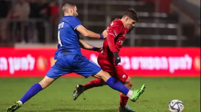 יוני סטויאנוב הפועל באר שבע לצד קונסטנטינוס סוטיריו בני סכנין. מאור אלקסלסי