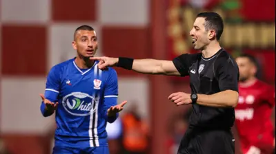 השופט אביעד שילוח ליד שחקן בני סכנין עובדיה דרויש. מאור אלקסלסי