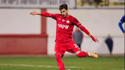 שחקן הפועל באר שבע, הלדר לופס, בועט פנדל. מאור אלקסלסי