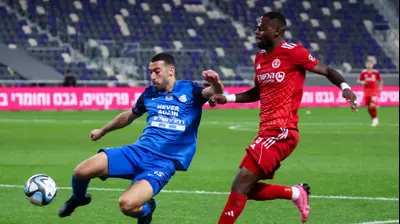 שחקן מ.ס. אשדוד, טום בן זקן, מול שחקן הפועל תל אביב, מאוויס צ'יבוטה. דני מרון