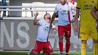 שחקן בני סכנין מוחמד שכר. אריאל שלום