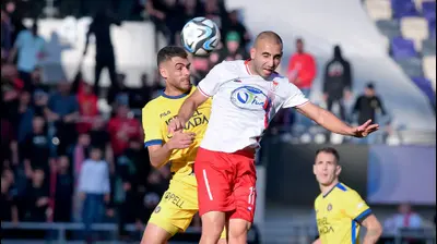 שחקן בני סכנין דור חוגי, מול שחקן מכבי תל אביב רז שלמה. אריאל שלום