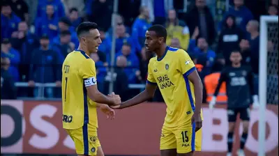 יונס מלדה עם ערן זהבי שחקני מכבי תל אביב. אריאל שלום