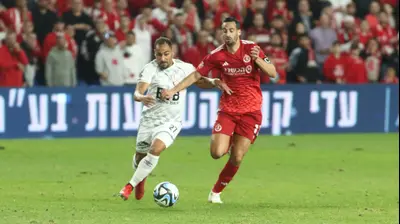 שחקן הפועל חדרה דיא לבאבידי, מול שחקן הפועל תל אביב דן איינבינדר. שלומי גבאי