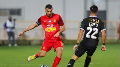 שחקן מ.ס. אשדוד טום בן זקן מול שחקן הפועל פתח תקוה אבי ריקן. לירון מולדובן 