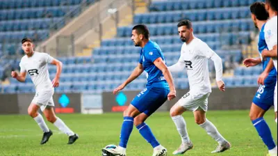 שלומי אזולאי שחקן מכבי בני ריינה מול מוחמד הינדי שחקן מכבי פתח תקוה. קובי אליהו